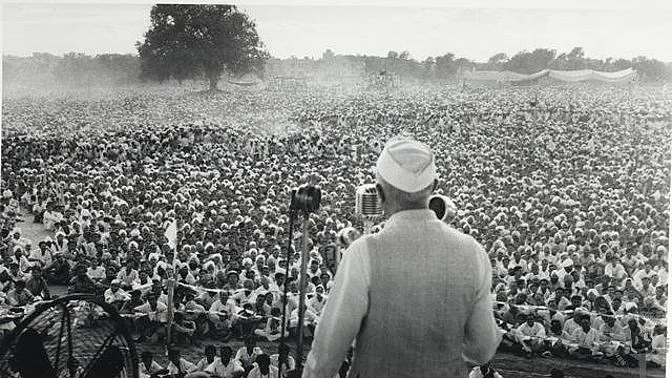 Nehru addressing a gathering. (Photo: Nehru Memorial)