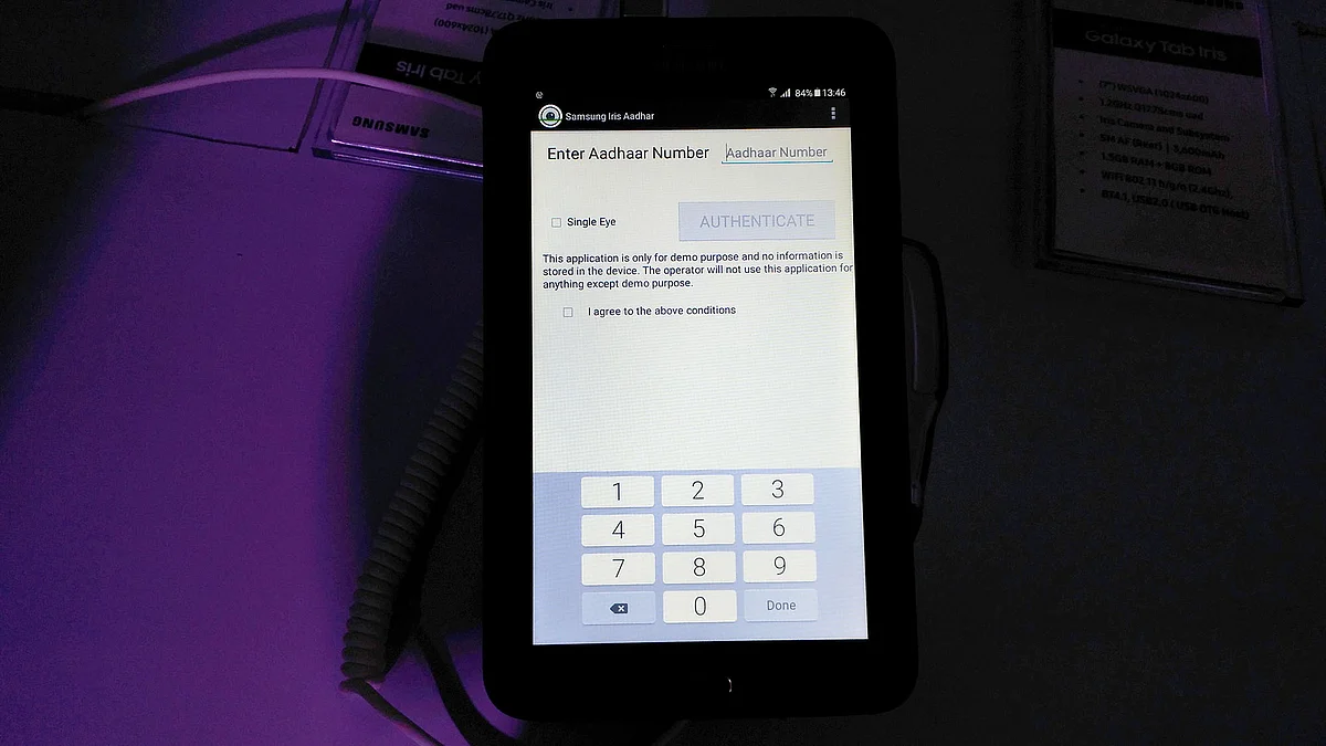 Put in your Aadhaar number and authenticate via Iris scanner. (Photo: <b>The Quint</b>)