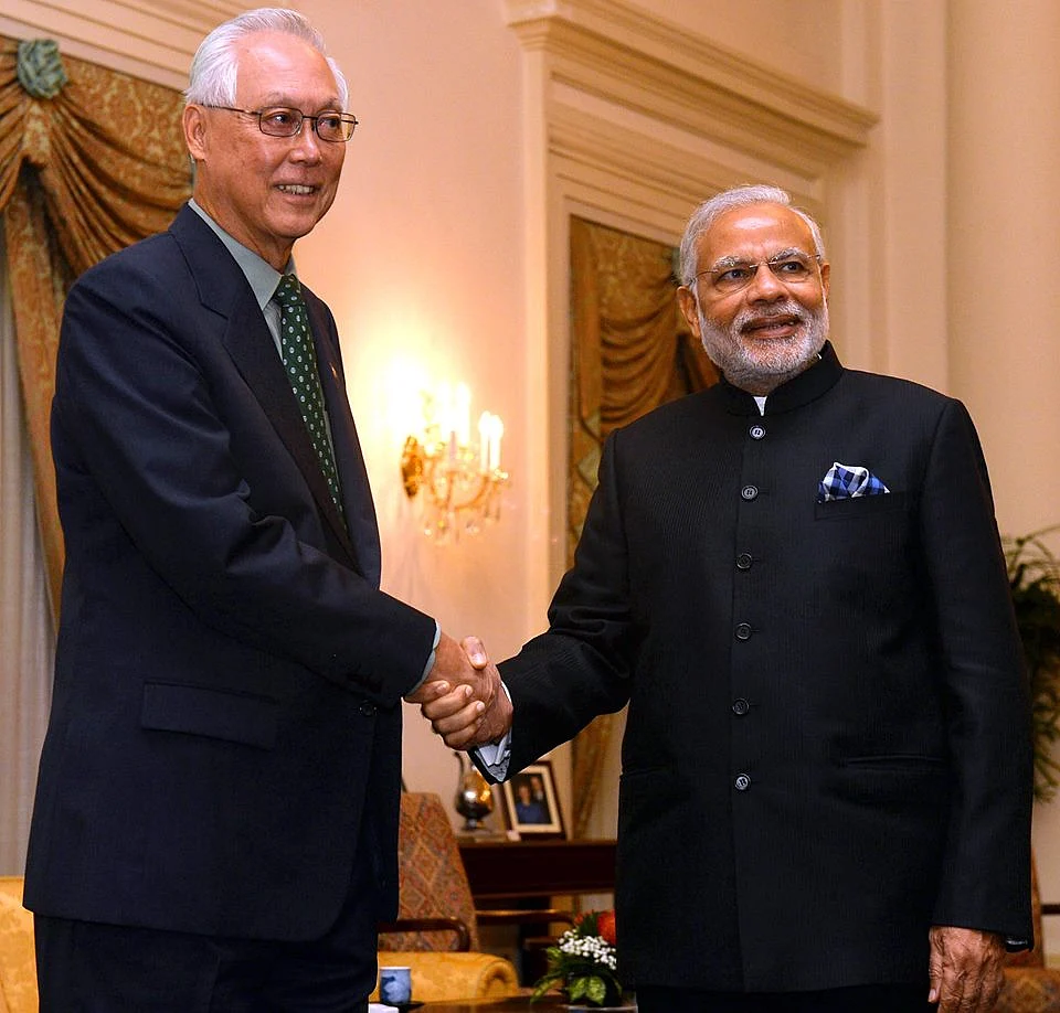 Prime Minister Narendra Modi meeting the Emeritus Senior Minister, Mr Goh Chok Tong, in Istana, Singapore on 24 November 2015. (Photo: PIB)