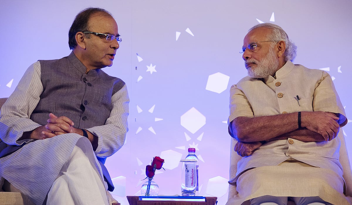 Finance Minister Arun Jaitley speaks with Prime Minister Narendra Modi (Photographer Kuni Takahashi/Bloomberg)&nbsp;