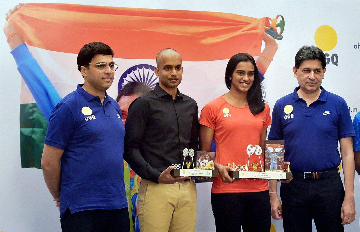  Olympic silver medallist shuttler P V Sindhu and her coach Gopichand being felicitated by chess legend Viswanathan Anand and billiard player Geet Sethi. (Photographer: Santosh Hirlekar/PTI)