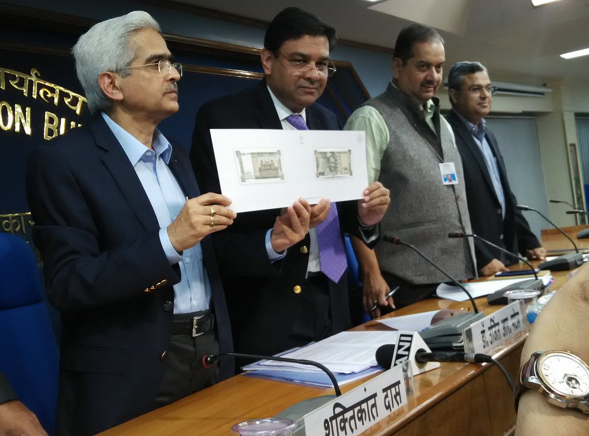RBI Governor Urjit Patel and Economic Affairs Secretary Shaktikanta Das displaying the new  currency note in Delhi. Image: PIB twitter page