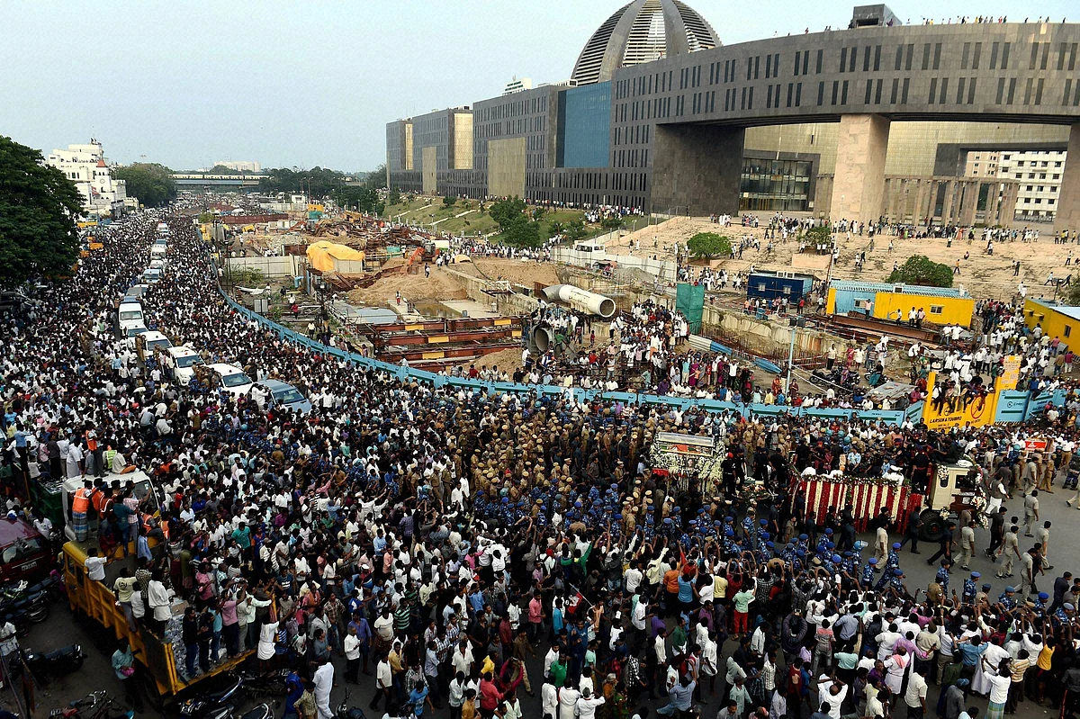 A sea of crowd during the funeral procession of Tamil Nadu’s former Chief Minister J Jayalalithaa in Chennai on Tuesday (Photographer: R Senthil Kumar /PTI)