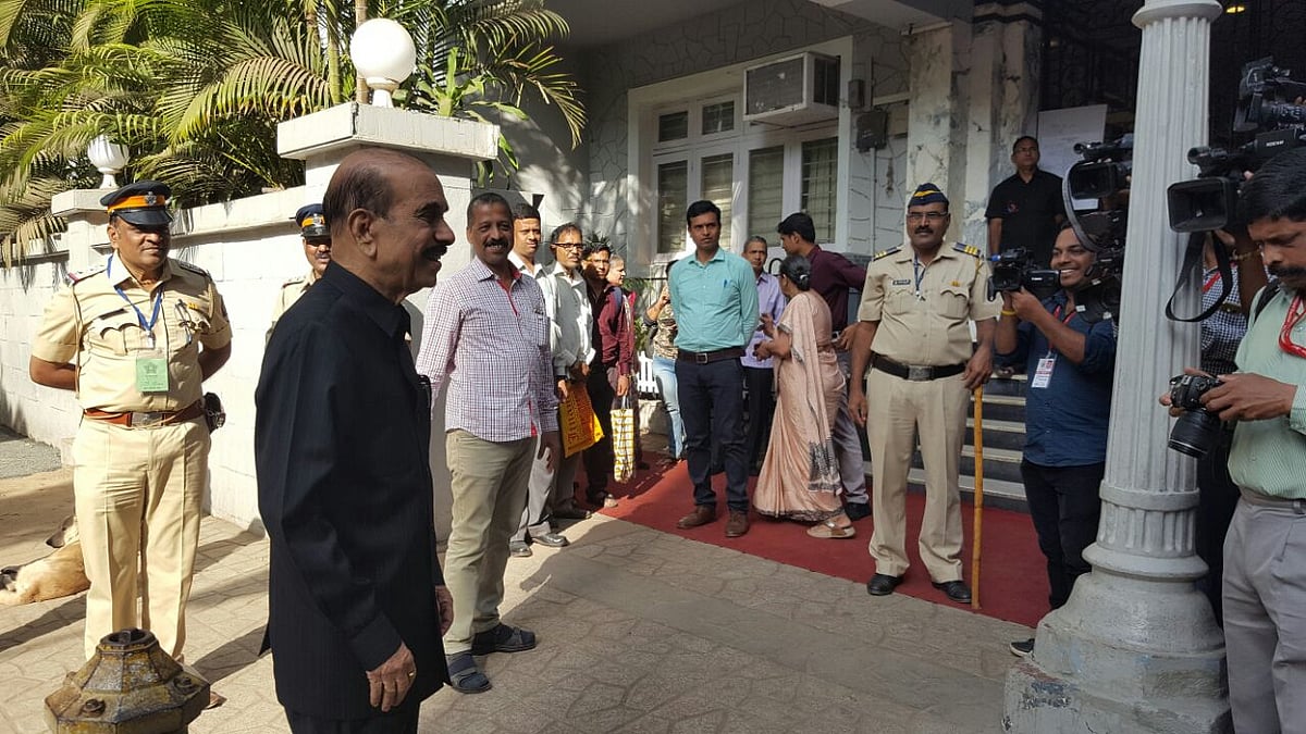 Former Maharashtra CM Manohar Joshi arrives at Dadar to vote. (Photo: The Quint)