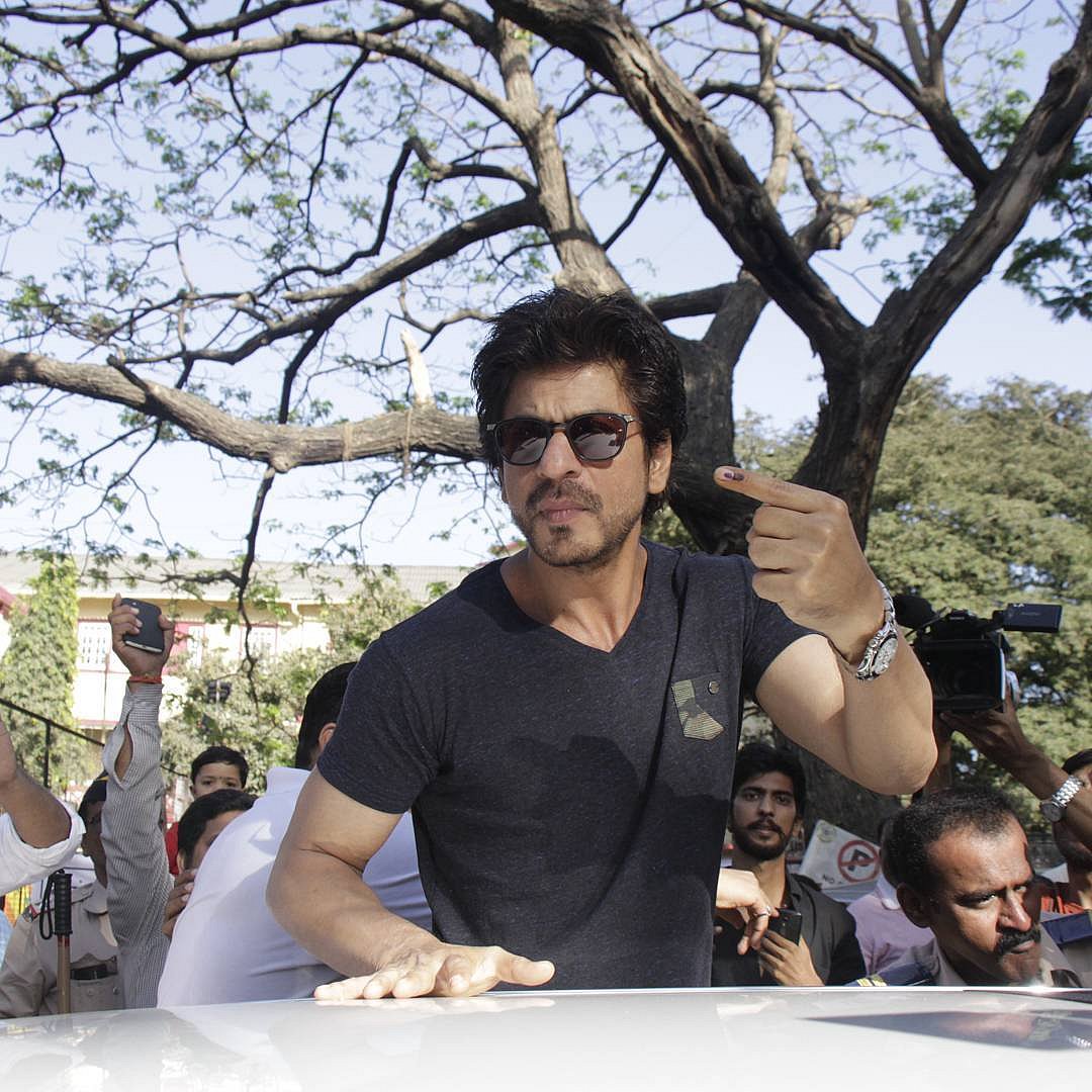 SRK after casting his vote at Bandra. (Photo courtesy:<a href="https://twitter.com/shrawan3350/status/834010741837590528"> Twitter/SRK World</a>)