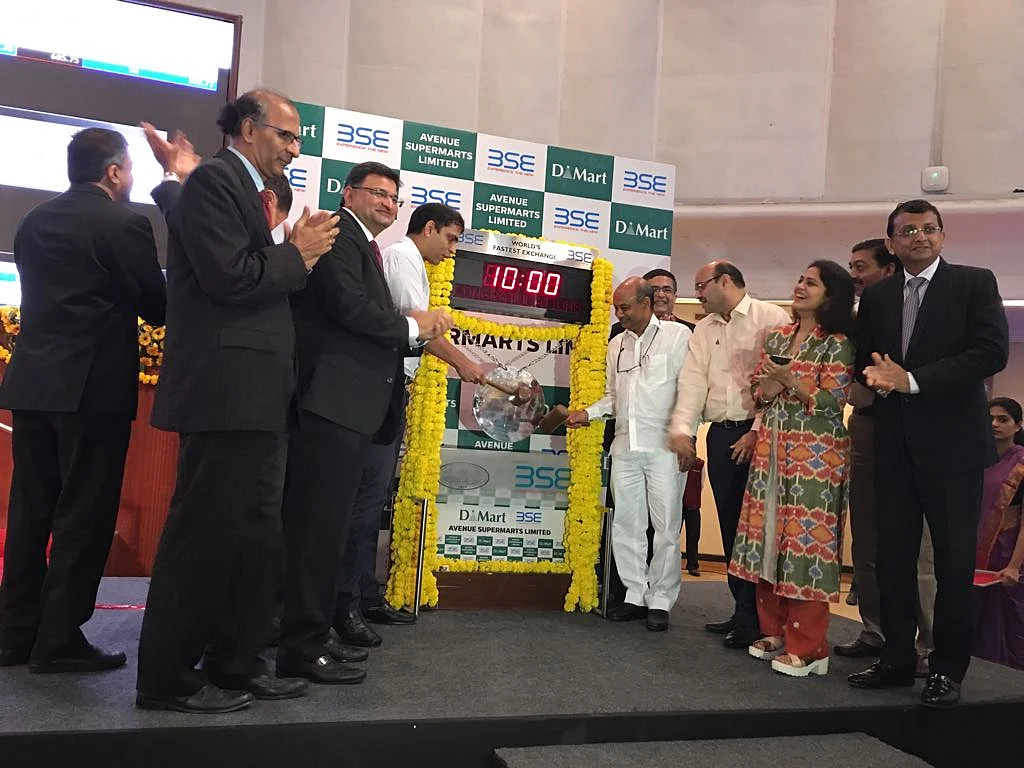 Radhakishan Damani rings the bell at the Avenue Supermarts listing ceremony. (Photographer: Vijay Sartape/BloombergQuint)