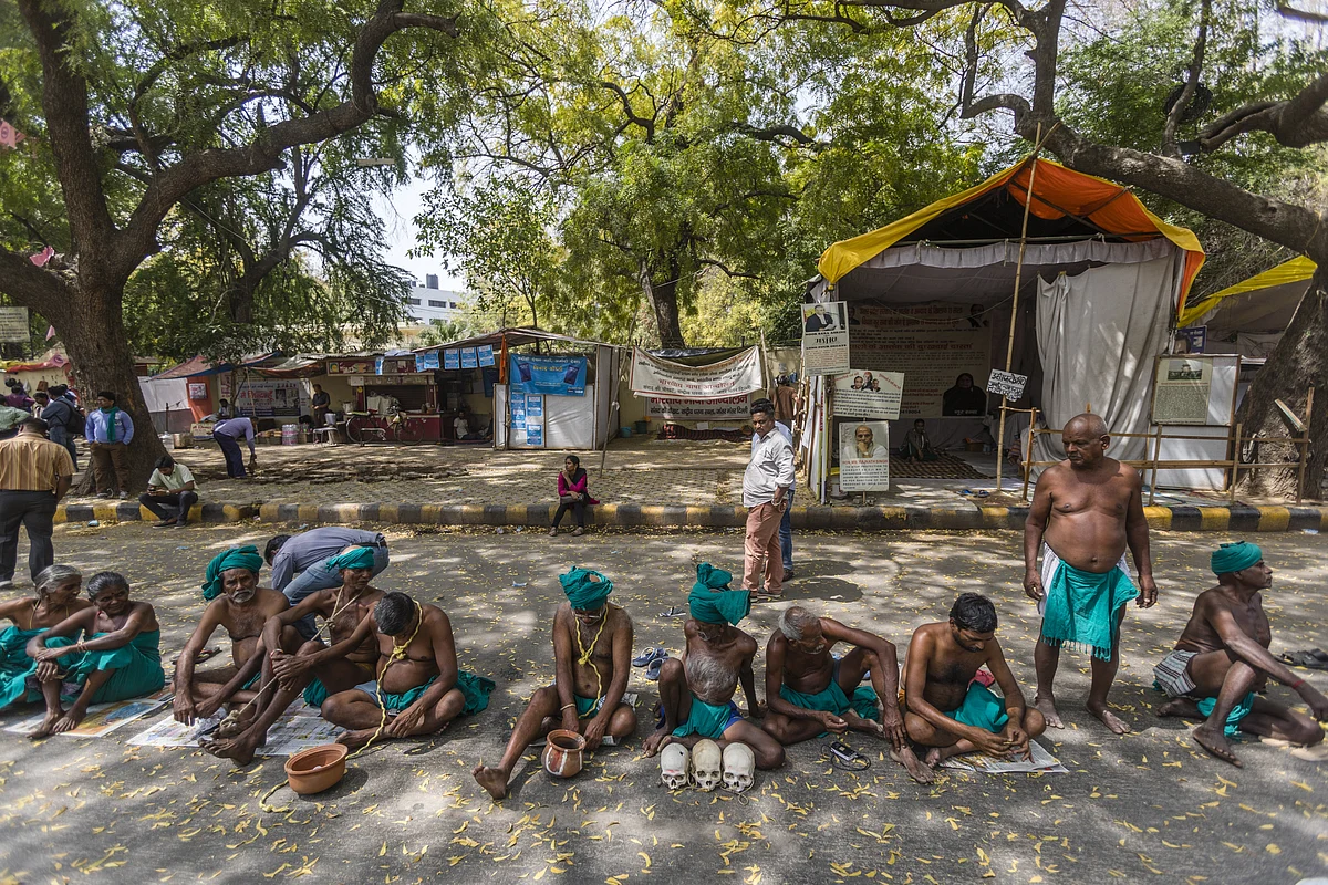 Farmers from the southern state of Tamil Nadu sit on the ground, during a protest demanding farm loan waivers in New Delhi, India. (Photographer: Prashanth Vishwanathan/Bloomberg)
