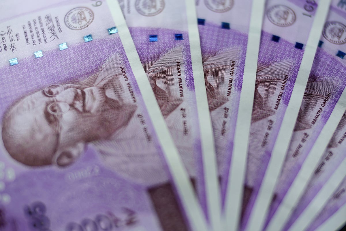 

Indian two thousand rupee banknotes are arranged for a photograph. (Photographer: Dhiraj Singh/Bloomberg)