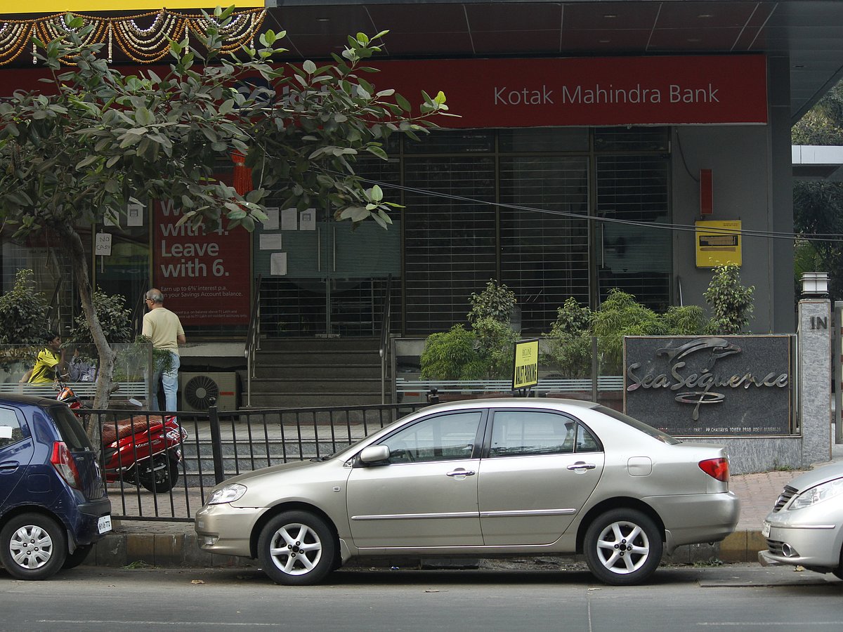 <div class="paragraphs"><p>Vehicles parked in front of Kotak Mahindra Bank Branch at Prabhadevi, Mumbai. (Photo: Anirudh Saligrama/NDTV Profit)</p></div>