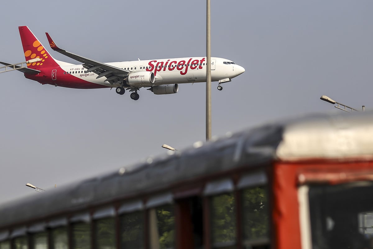 A SpiceJet Ltd. aircraft prepares to land at Chhatrapati Shivaji International Airport in Mumbai. (Photographer: Dhiraj Singh)&nbsp;