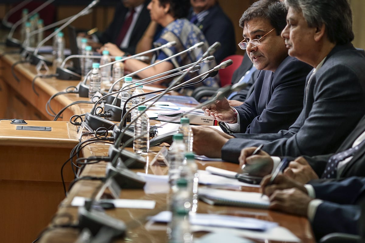 Urjit Patel, governor of the Reserve Bank of India (RBI), second right, speaks during a news conference in Mumbai. (Photographer: Dhiraj Singh/Bloomberg)