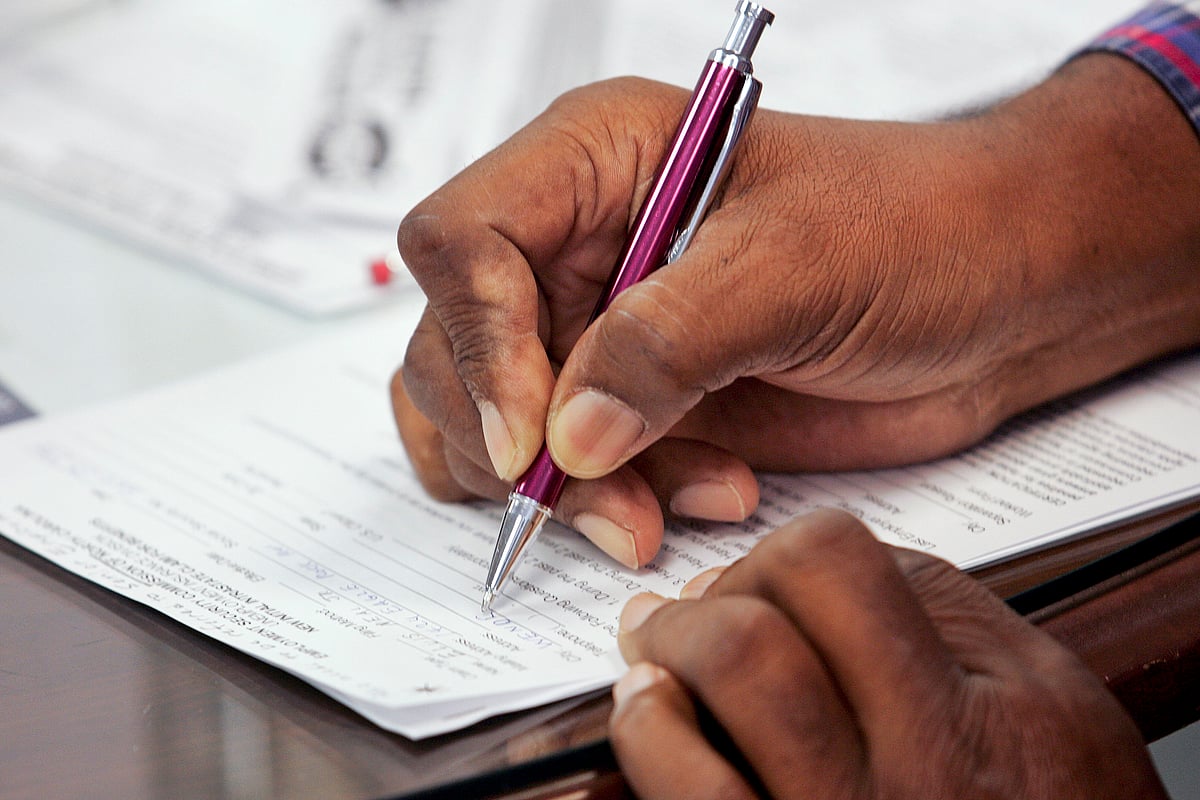 

A job seeker fills out an application form (Photographer: Jim R. Bounds/Bloomberg)