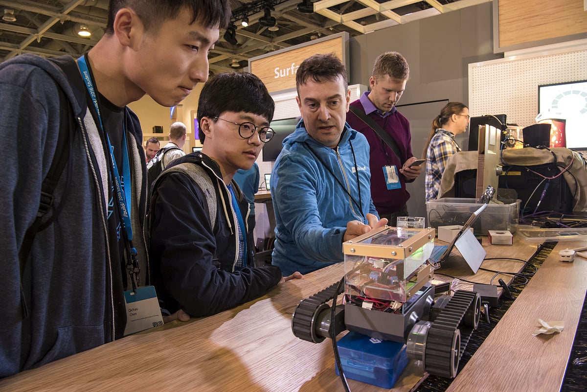 Attendees view a robot controlled by a computer at the Microsoft Developers Build Conference in San Francisco, California, U.S. (Photographer: David Paul Morris/Bloomberg)