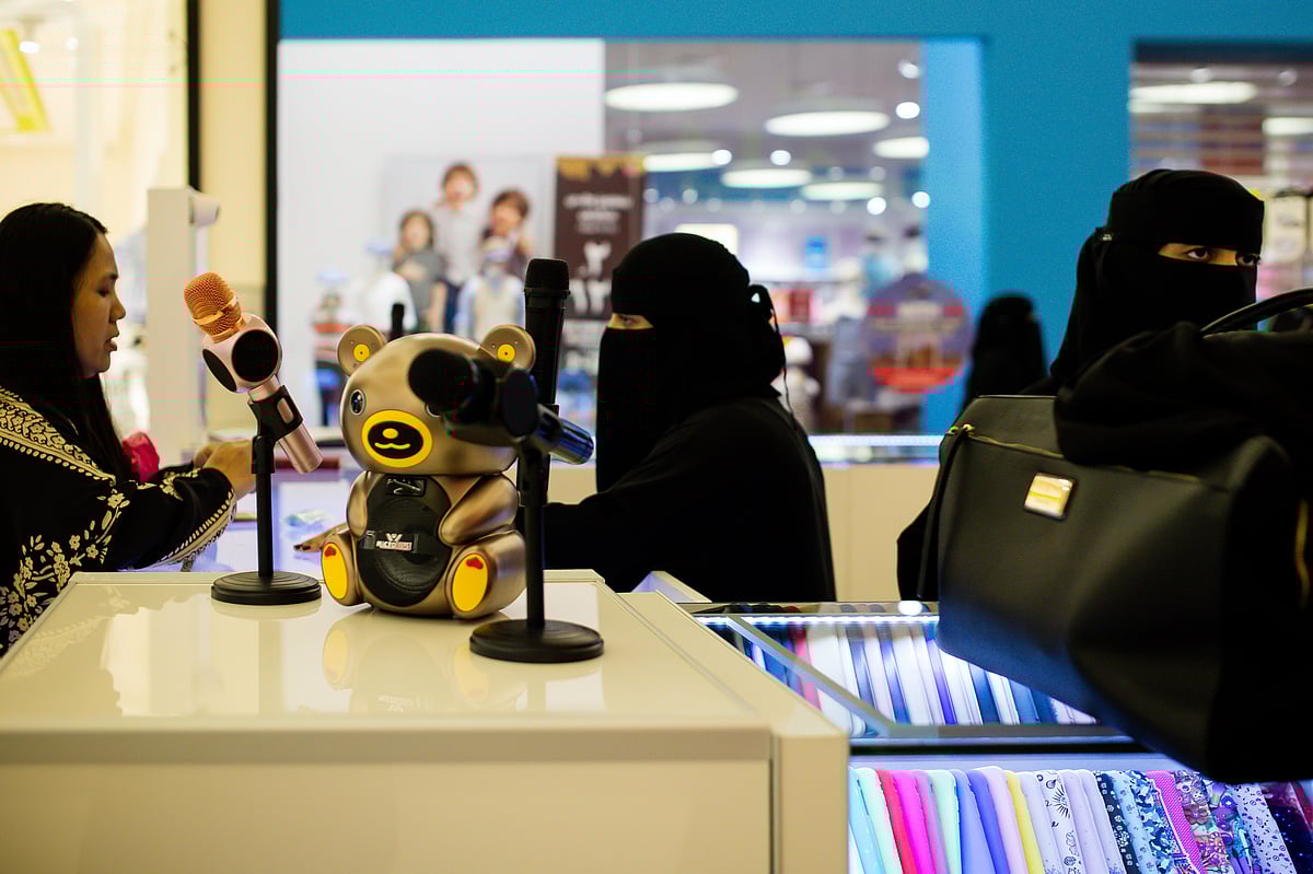 Saudi women sell products from a stall at the Al Yasmin mall in Jeddah, Saudi Arabia, on August 6, 2017. (Photographer: Tasneem Alsultan/Bloomberg)