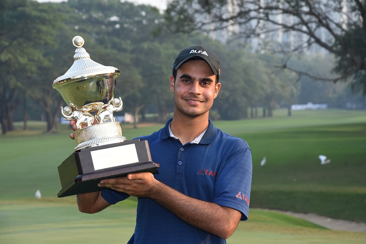 Shubhankar Sharma holding the trophy (Source PGTI)