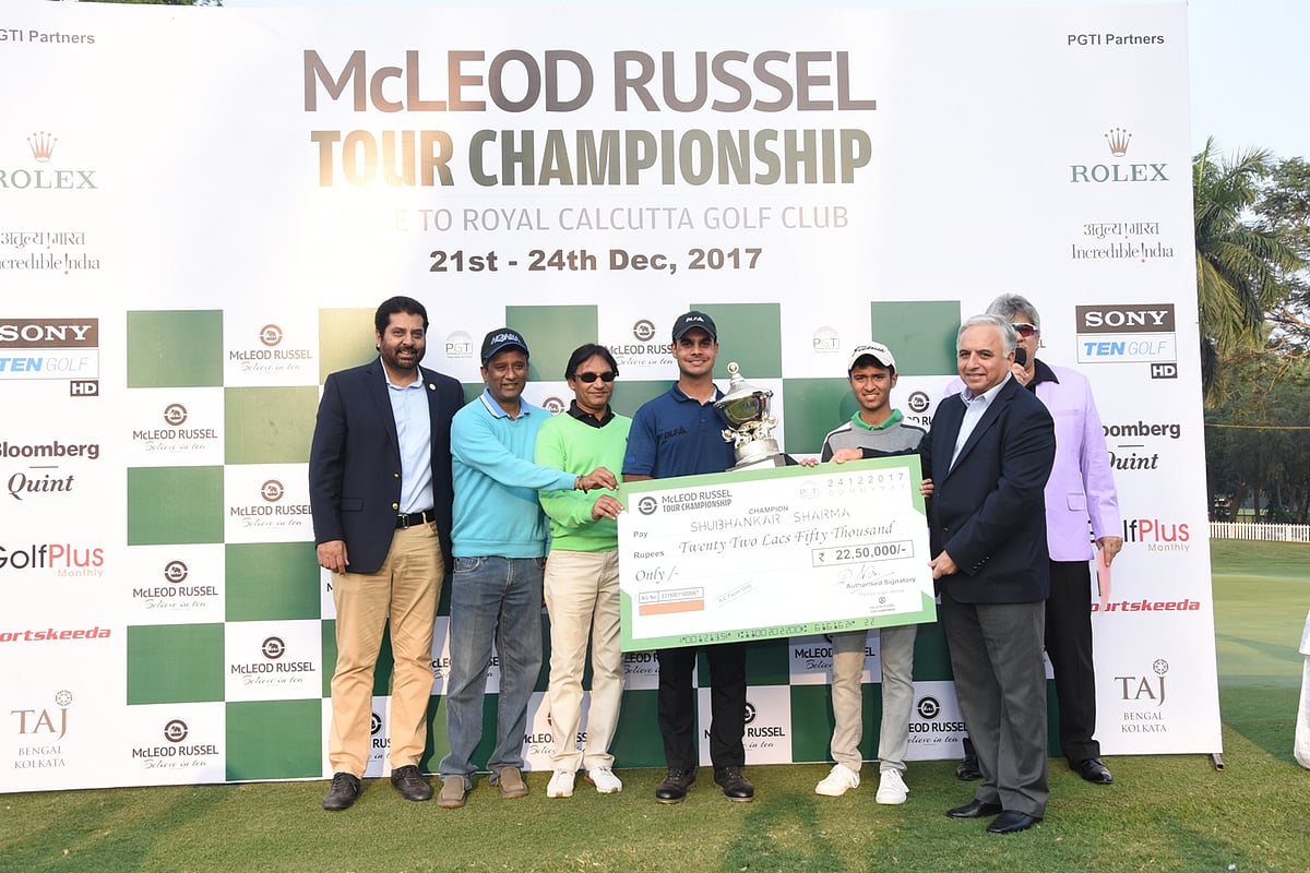 Shubhankar Sharma receives the winner’s trophy and cheque from (left to right) Mr. Uttam Singh Mundy, CEO, PGTI, Mr. Aditya Khaitan, Captain, RCGC &amp; MD, McLeod Russel, Mr. K K Baheti, Director, Finance, McLeod Russel (Source : PGTI)