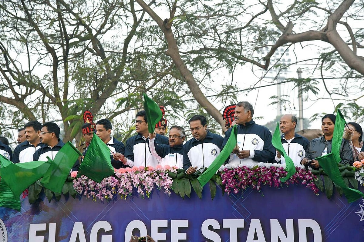 Right - Shri K Sanath Kumar, CMDNIC flagging off the Runners along with other dignitaries on stage