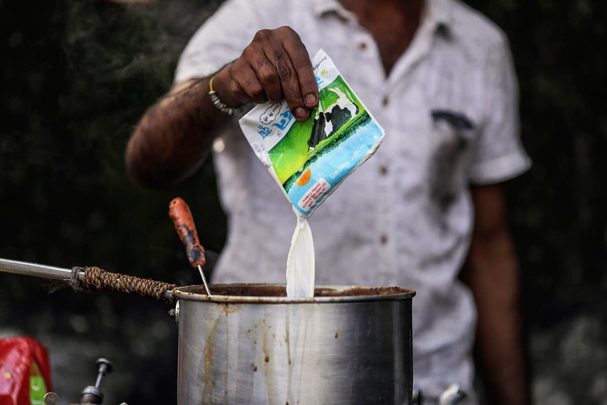 A vendor prepares chai at a roadside stall in Mumbai. (Photographer: Dhiraj Singh/Bloomberg)