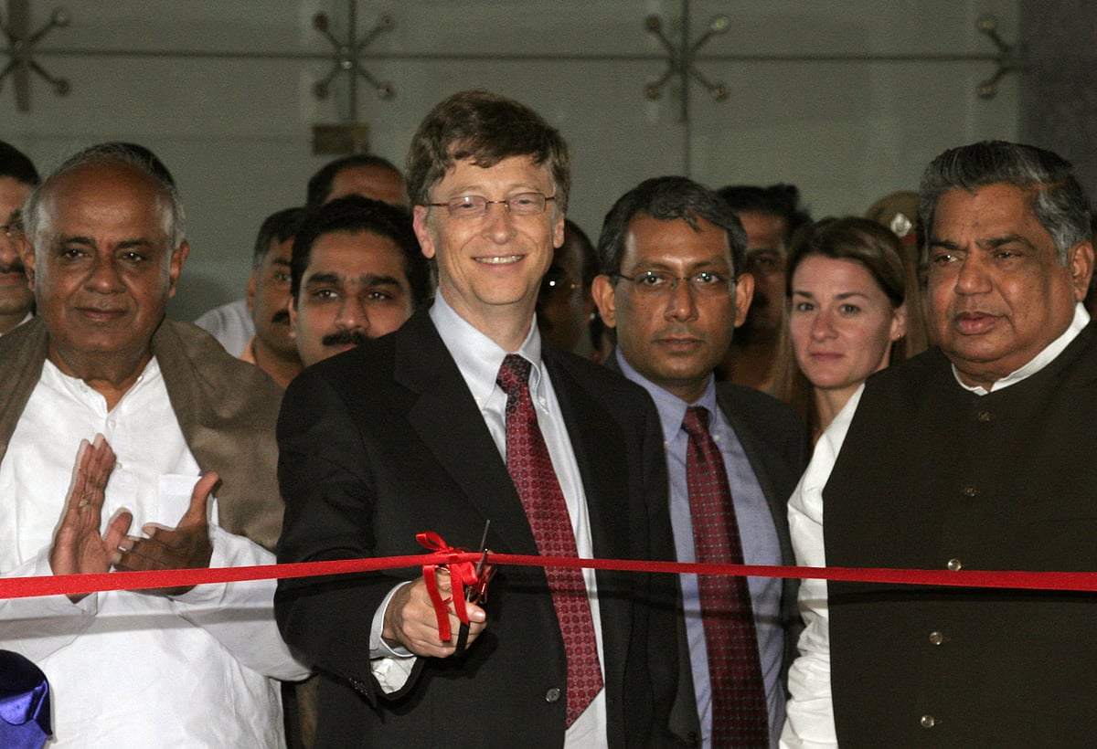 Alliance partners HD Deve Gowda of the JD(S), and Karnataka Chief Minister Dharam Singh of the Congress, with Bill Gates, then chairman of Microsoft in Bangalore, India on December 9, 2005. (Photographer: Namas Bhojani/Bloomberg News)