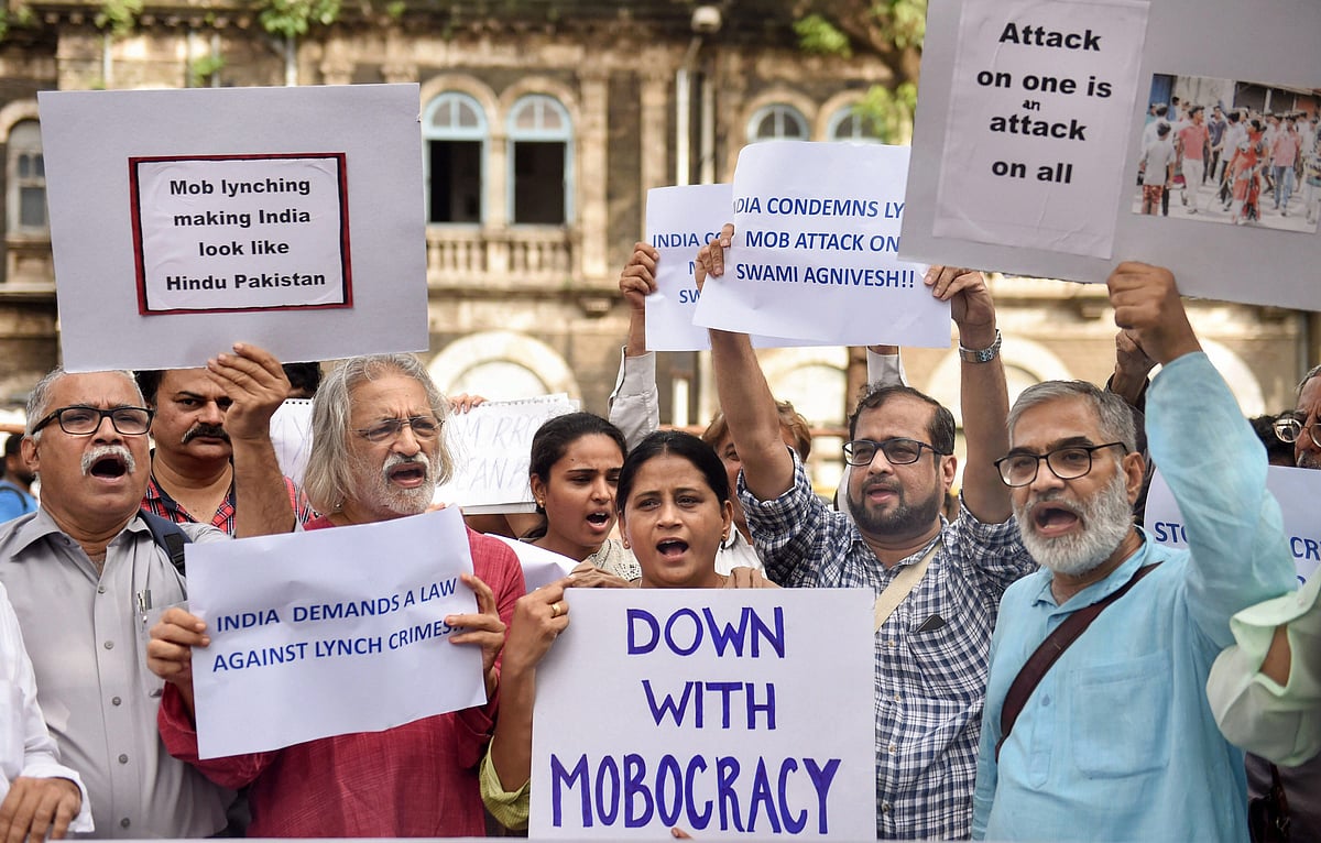 Documentary filmmaker Anand Patwardhan with other activists raise slogans to condemn mob lynching, in Mumbai on  July 19, 2018. (Photographer: Shashank Parade/PTI)&nbsp;