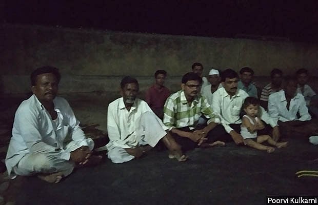 Farmers in Dewarda village of Akot taluka, Akola district, said they had neither received compensation for losses due to bollworm infestation on their cotton crop nor insurance benefit under the Prime Minister’s Crop Insurance Scheme nor the in the 2017 kharif season. (Source: Poorvi Kulkarni/ IndiaSpend)