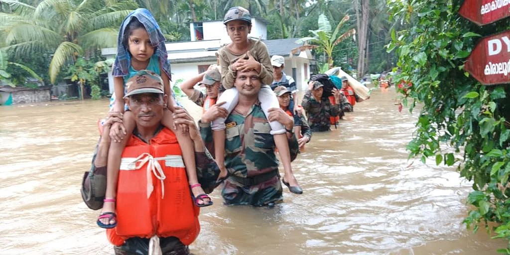 The Indian Army officers carry children from a village in Kerala. (Source: Indian Army’s Official Twitter Page)