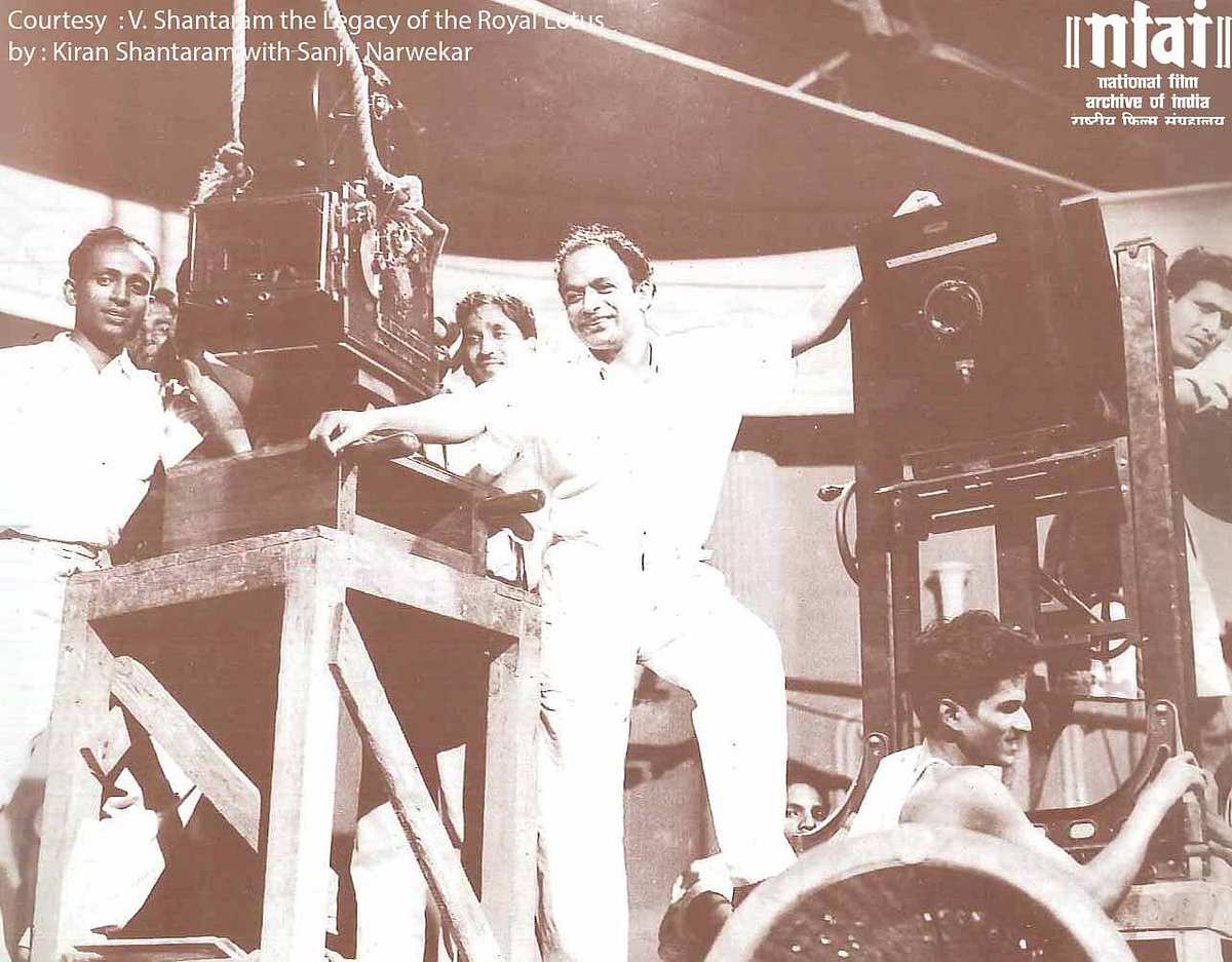 Filmmaker V Shantaram at work. (Photograph: Twitter/<a href="https://twitter.com/NFAIOfficial">NFAI</a>)