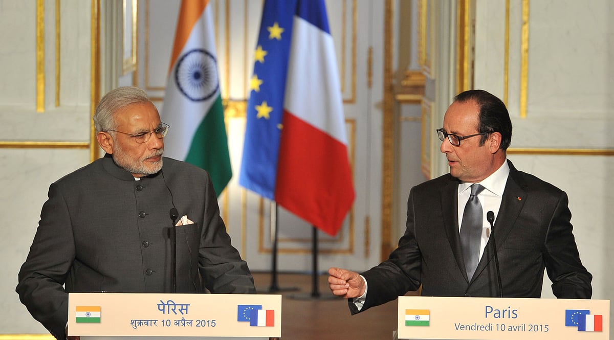 Prime Minister  Narendra Modi and the President of France,  Francois Hollande at the Joint Press statement, in Paris on April 10, 2015. (Photograph: PIB)<a href="http://pibphoto.nic.in/photo//2015/Apr/l2015041164123.jpg"><i><br></i></a>