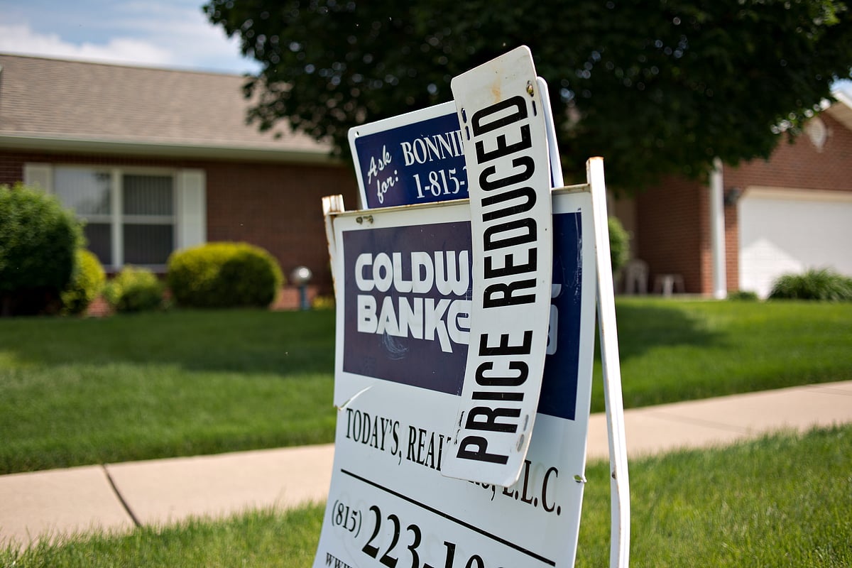 A sign stands outside a home for sale in Peru, Illinois, U.S. (Photographer: Daniel Acker/Bloomberg)