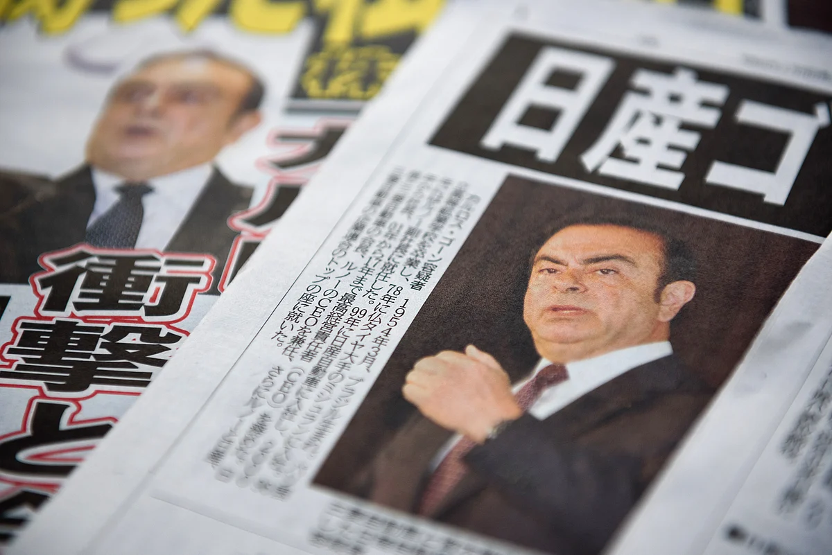 Newspapers featuring articles on Carlos Ghosn, chairman of the alliance between Renault SA, Nissan Motor Co. and Mitsubishi Motors Corp., are displayed in Yokohama, Kanagawa Prefecture, Japan. (Photographer: Akio Kon/Bloomberg). 