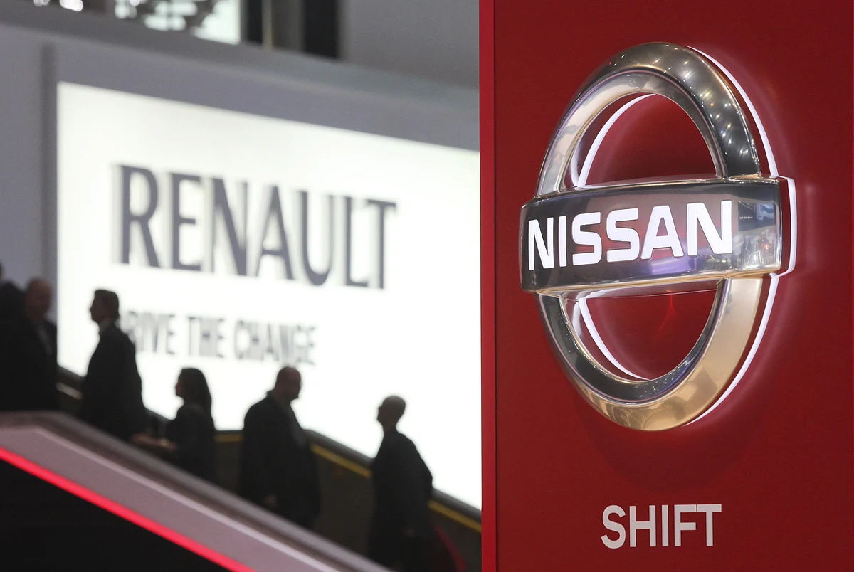 A Nissan Motor Co. logo, right, is seen near to a Renault SA logo, during the second press day of the Geneva International Motor Show in Geneva, Switzerland. (Photographer: Chris Ratcliffe/Bloomberg). 