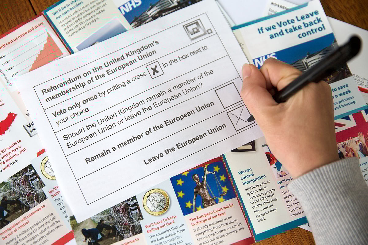 A voter marks the ‘Leave’ box on an EU referendum postal ballot slip, in London, U.K. (Photographer: Simon Dawson/Bloomberg)