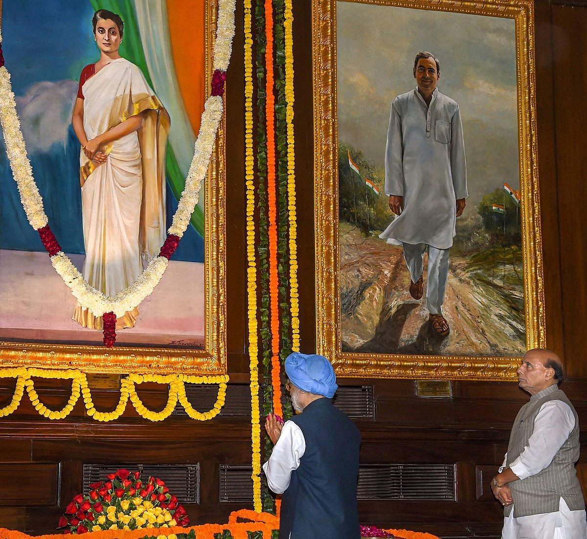 Former Prime Minister Manmohan Singh before portraits of former prime ministers Indira Gandhi and Rajiv Gandhi, in Parliament, New Delhi. (Photograph: PIB)