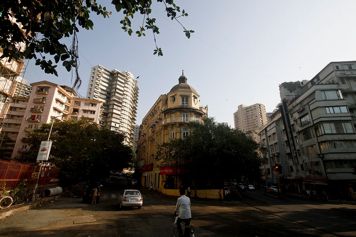 Old residential buildings stand in Malabar Hill in Mumbai. (Photographer: Dhiraj Singh/Bloomberg)