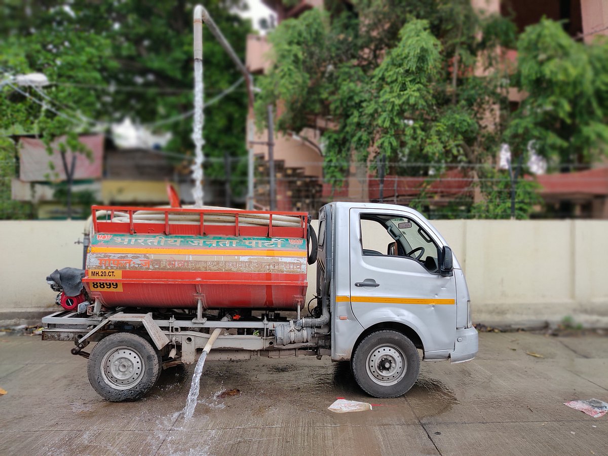 A <i>‘Chhota Hathi </i>water tanker seen wasting water in Aurangabad in Western India. (Photographer: Parth MN/BloombergQuint)