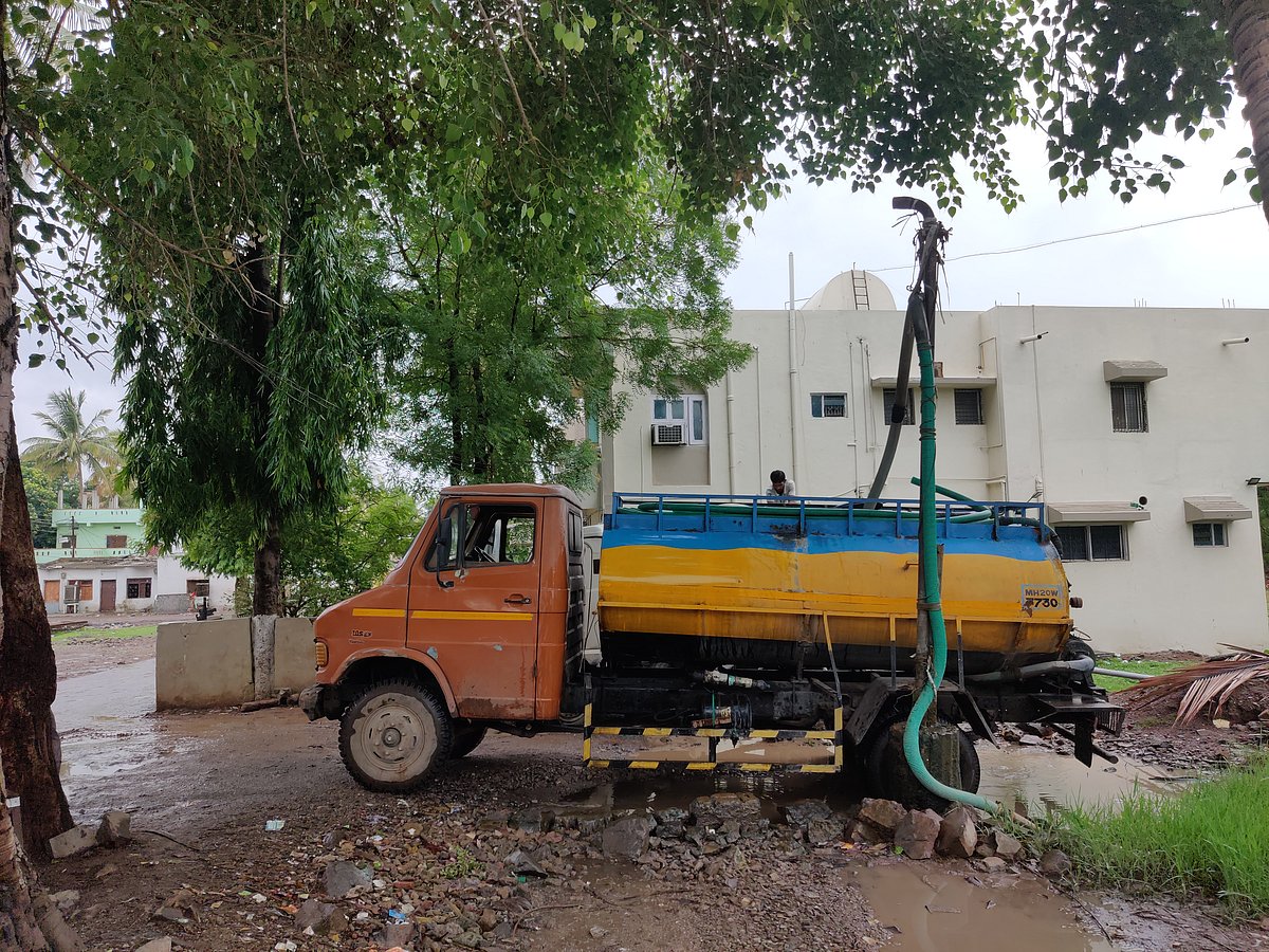 A large water tanker seen extracting water in Aurangabad in Western India. (Photographer: Parth MN/BloombergQuint)