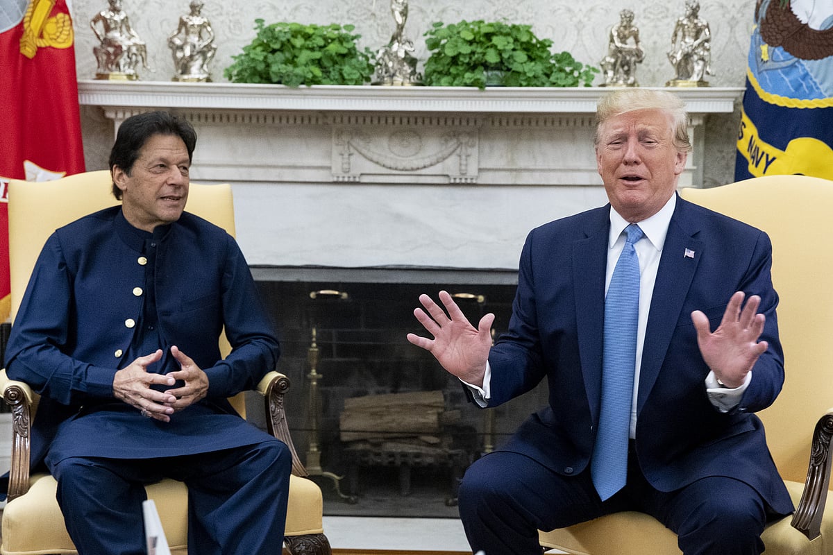 U.S. President Donald Trump speaks while Imran Khan, Pakistan’s prime minister, left, listens during a meeting in the Oval Office of the White House in Washington, D.C., U.S. (Photographer: Michael Reynolds/Pool via Bloomberg)