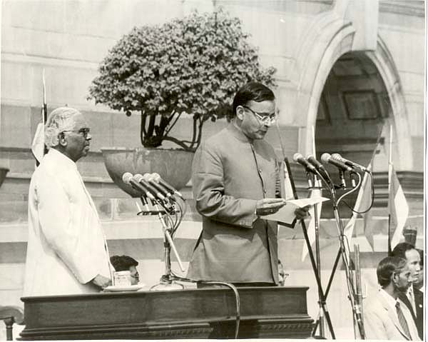 Arun Jaitley is sworn in as a Union Minister by President KR Narayanan, at Rashtrapati Bhavan, in New Delhi, on Oct. 13, 1999. (Photograph: Arun Jaitley’s website)