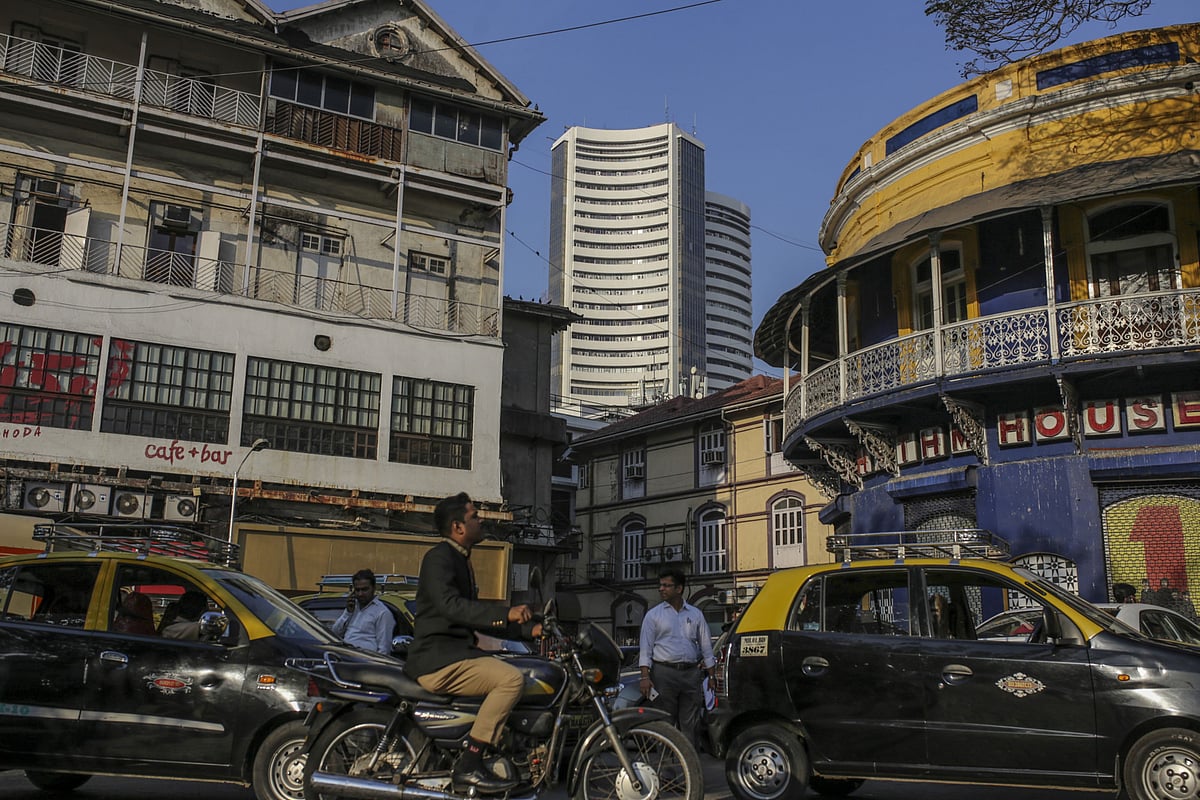 Traffic and pedestrians pass the Bombay Stock Exchange (BSE) building, center, in Mumbai. (Photographer: Dhiraj Singh/Bloomberg)