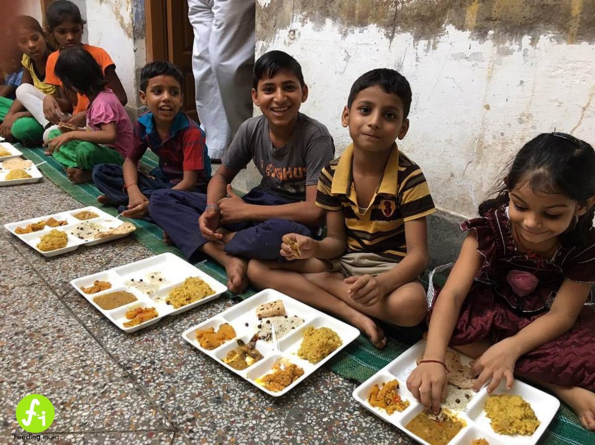 Surplus food from weddings, parties and canteens are distributed among underprivileged children.&nbsp; (Photo: Feeding India)