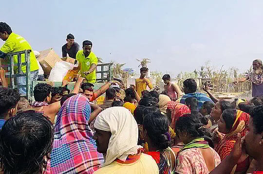 Feeding India volunteers carrying out emergency relief. (Photograph: Feeding India)