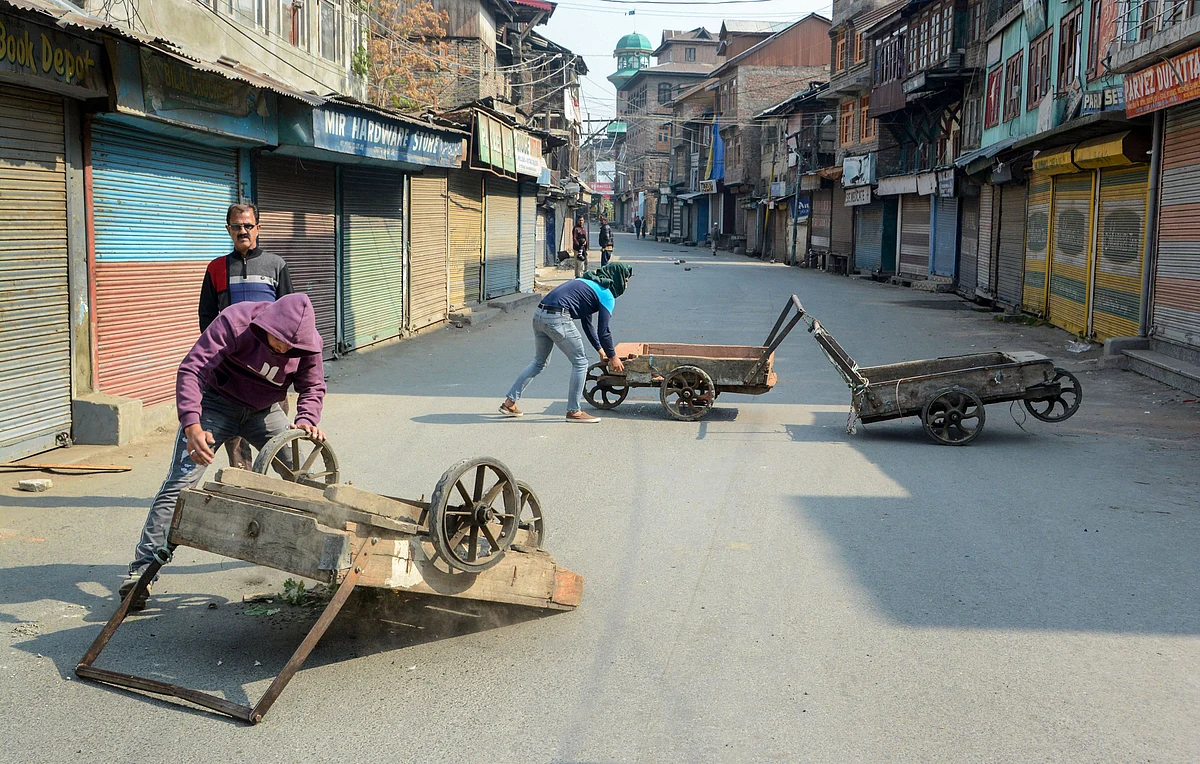 Protesters block a street during a shutdown in Srinagar (Source: PTI)
