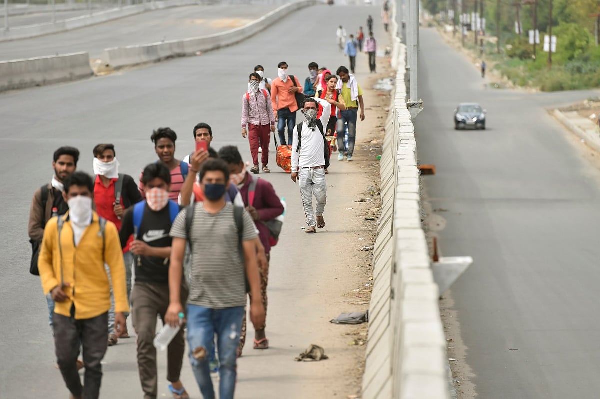 Migrant workers walking back to their villages and homes after a nationwide lockdown was imposed. (Photo: PTI)