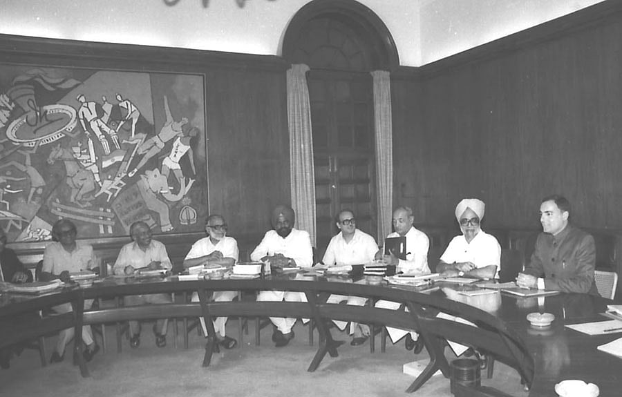 Rajiv Gandhi presiding over the meeting of the Planning Commission, in New Delhi, on Sept. 17, 1985. (Photograph: PIB)<a href="https://www.facebook.com/sharer/sharer.php?u=http://pibphoto.nic.in/photo//l-images/l2004052106.jpg"><i><br></i></a>
