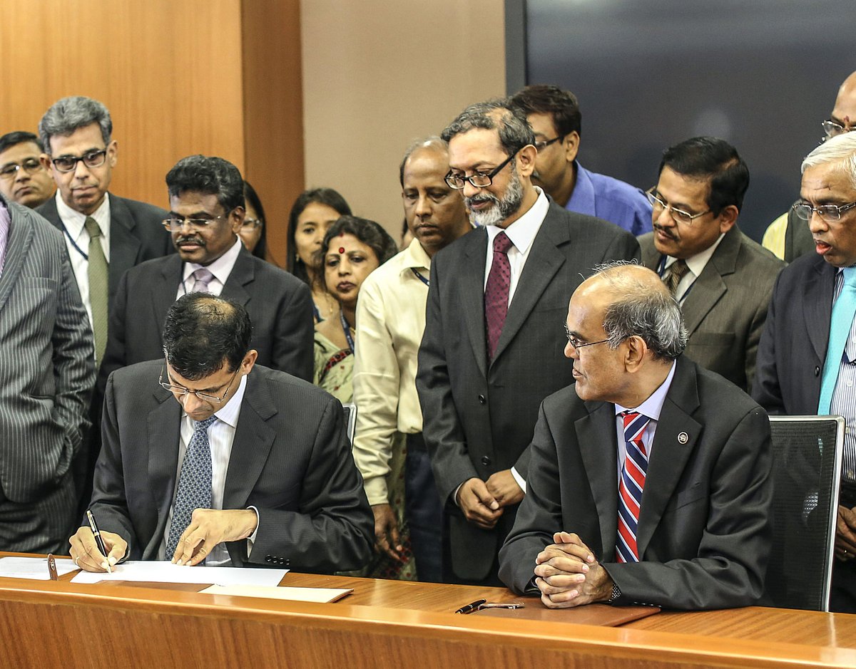 Raghuram Rajan takes over as RBI governor from Duvvuri Subbarao, in Mumbai, on Sept. 4, 2013. (Photographer: Dhiraj Singh/Bloomberg)