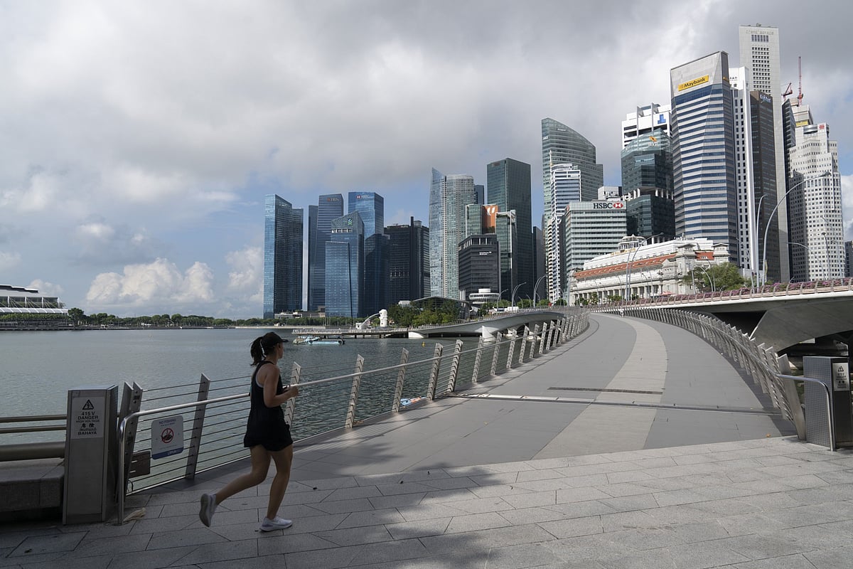 A jogger runs toward the Central Business District in Singapore.  (Photographer: Wei Leng Tay/Bloomberg)