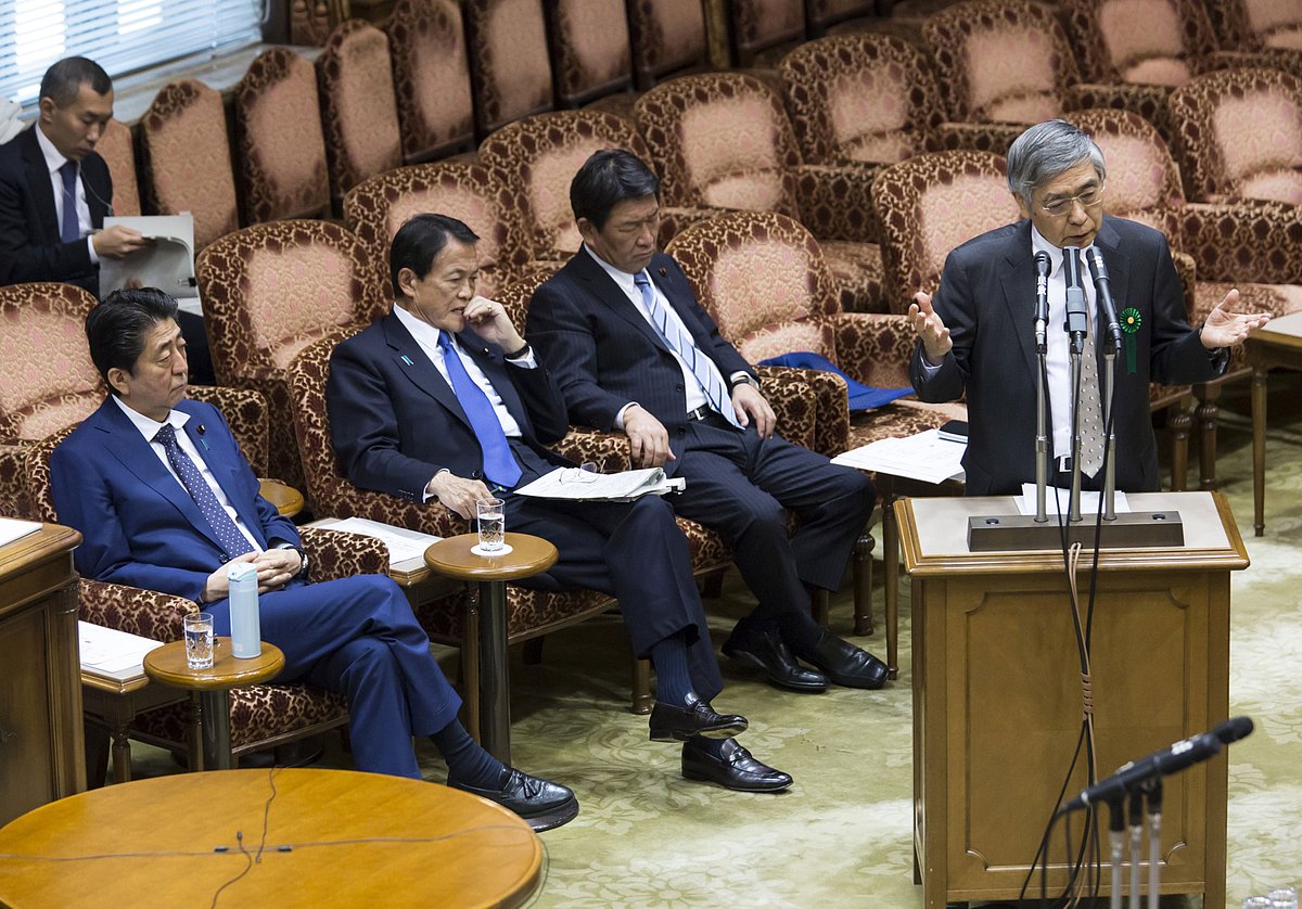 Haruhiko Kuroda, speaks as Shinzo Abe  looks on, at the upper house of parliament in Tokyo, Japan, on March 14, 2018. (Photographer: Tomohiro Ohsumi/Bloomberg)