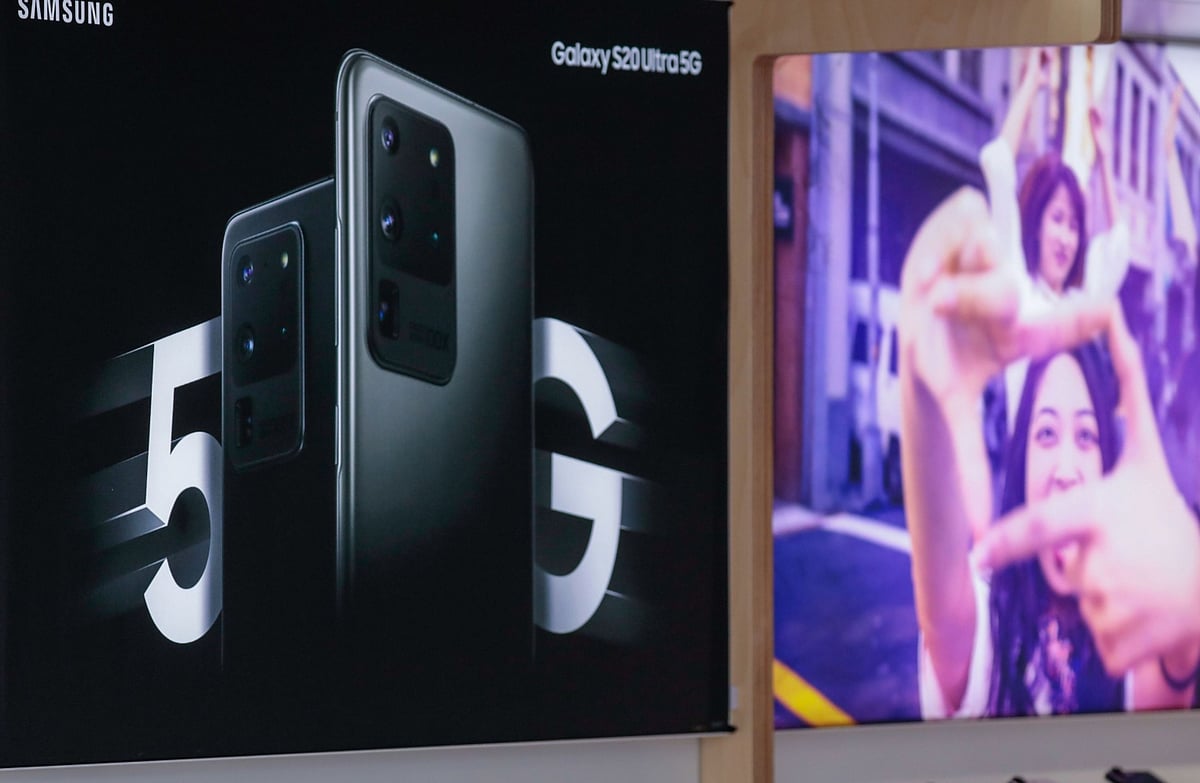 An advertisement for 5G network enable mobile phones, manufactured by Samsung Electronics Co., sits on display inside a Three mobile phone store in Reading, U.K.(Photographer: Jason Alden/Bloomberg)