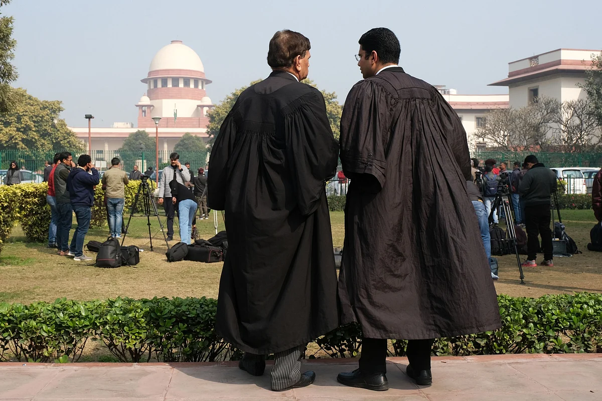 Lawyers and members of the media assemble outside the Supreme Court in New Delhi. (Photographer: T. Narayan/Bloomberg)