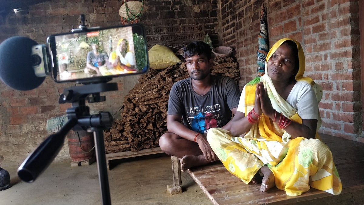Construction worker Nandlal with his mother in Bansa, Uttar Pradesh. (Photograph: Abner Manzar)
